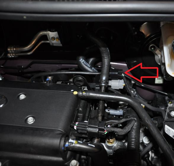 Отсоединить фиксатор колодки управляющего датчика концентрации кислорода на автомобиле Hyundai Solaris