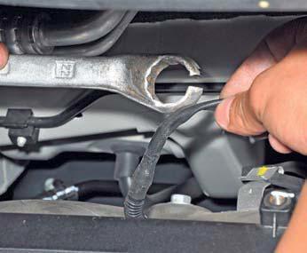 Завести провода датчика концентрации кислорода в узкую прорезь ключа на автомобиле Hyundai Solaris