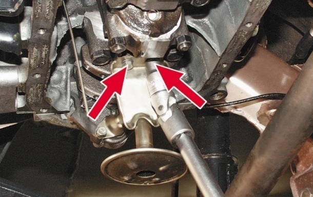 Откручивание болтов крепления маслоприемника к крышке коренного подшипника двигателя Лада Гранта (ВАЗ 2190)