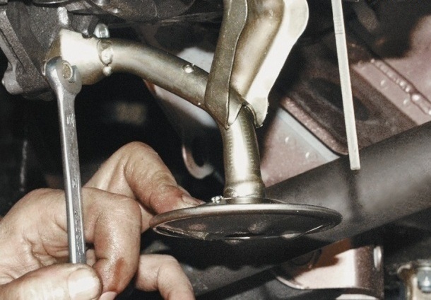 Откручивание болта крепления маслоприемника к корпусу масляного насоса Лада Гранта (ВАЗ 2190)