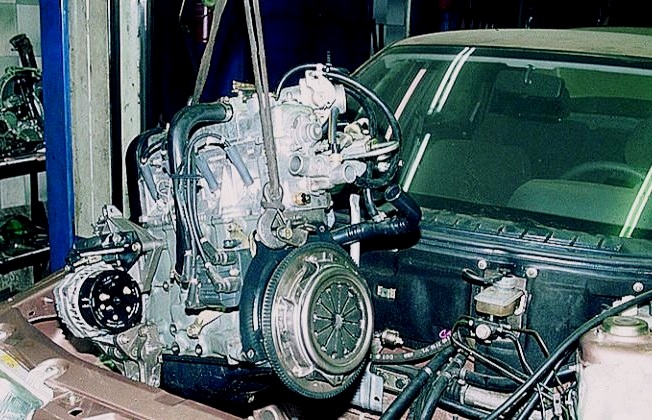 Извлечение двигателя из моторного отсека Лада Гранта (ВАЗ 2190)
