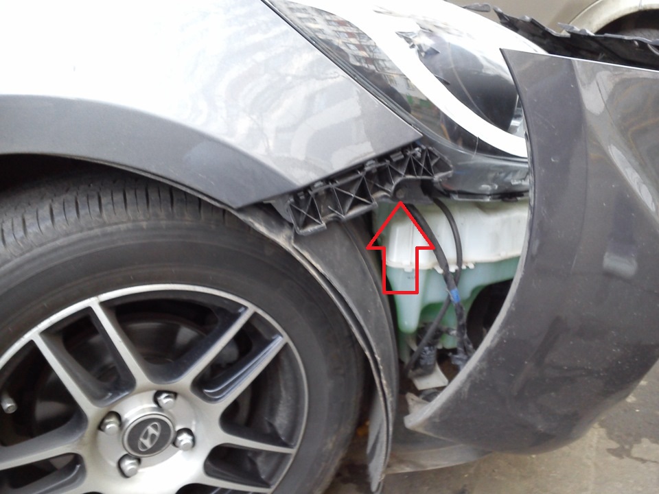Вывернуть болт нижнего крепления блок-фары на автомобиле Hyundai Solaris