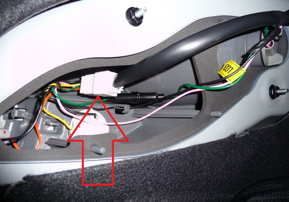 Отсоединить фиксатор колодки от разъема заднего фонаря на автомобиле Hyundai Solaris