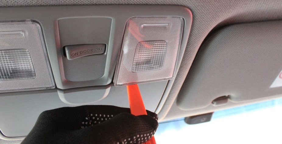 Снять рассеиватели плафона индивидуального освещения на автомобиле Hyundai Solaris