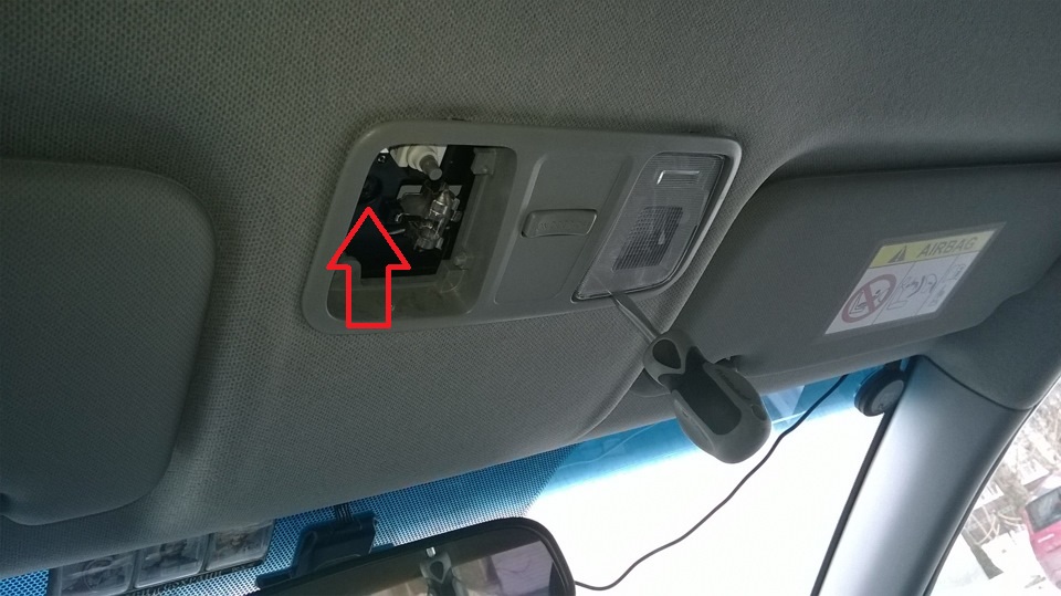 Выверните винт крепления плафона индивидуального освещения на автомобиле Hyundai Solaris