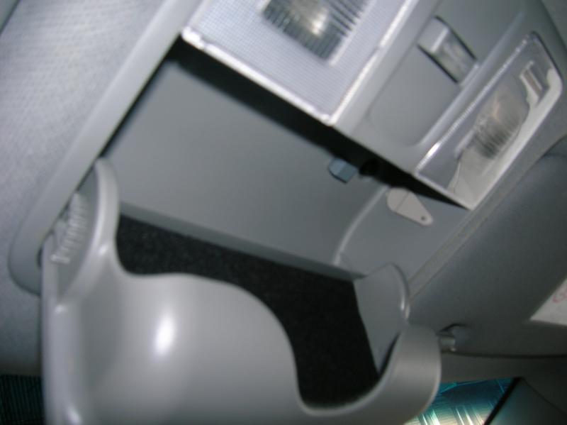 Открыть нишу для очков на автомобиле Hyundai Solaris