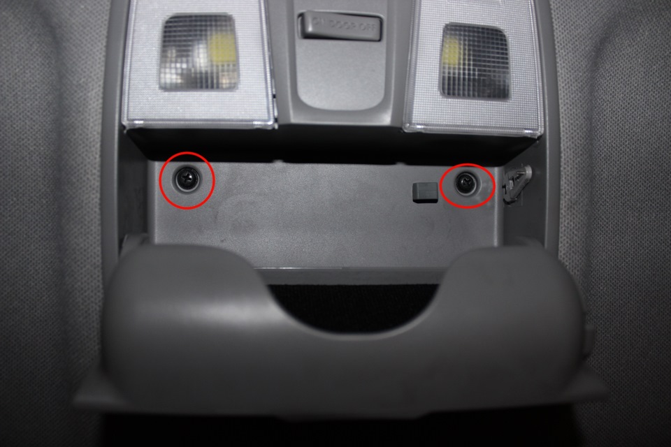 Выверните крепления плафона индивидуального освещения салона на автомобиле Hyundai Solaris