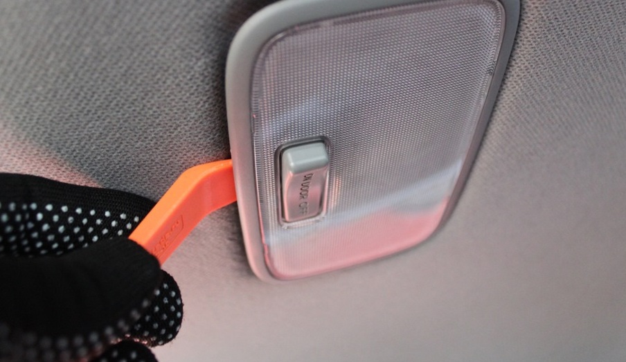 Снять плафон общего освещения салона на автомобиле Hyundai Solaris