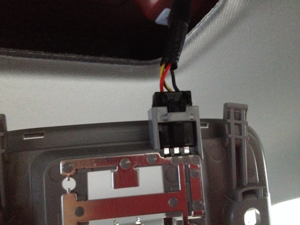 Отсоединить фиксатор проводов от плафона общего освещения салона на автомобиле Hyundai Solaris