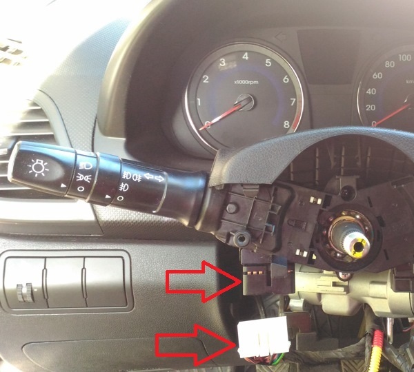 Отсоединить колодку проводов от левого подрулевого переключателя на автомобиле Hyundai Solaris
