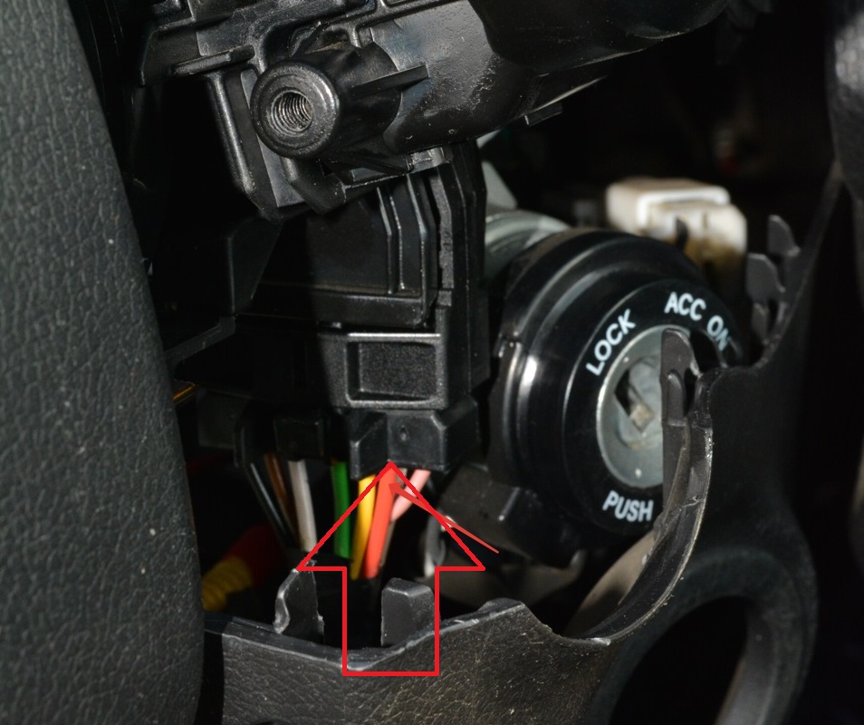 Отсоединить колодку проводов от правого подрулевого переключателя на автомобиле Hyundai Solaris