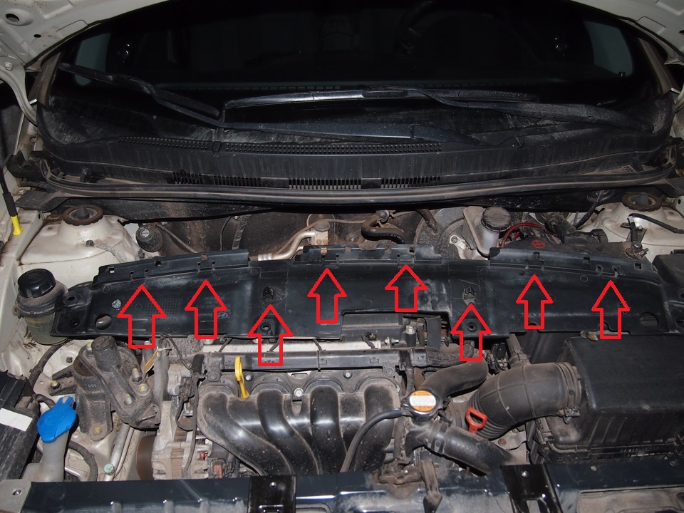 Расположение фиксаторов крепления верхней панели рамки радиатора на автомобиле Hyundai Solaris