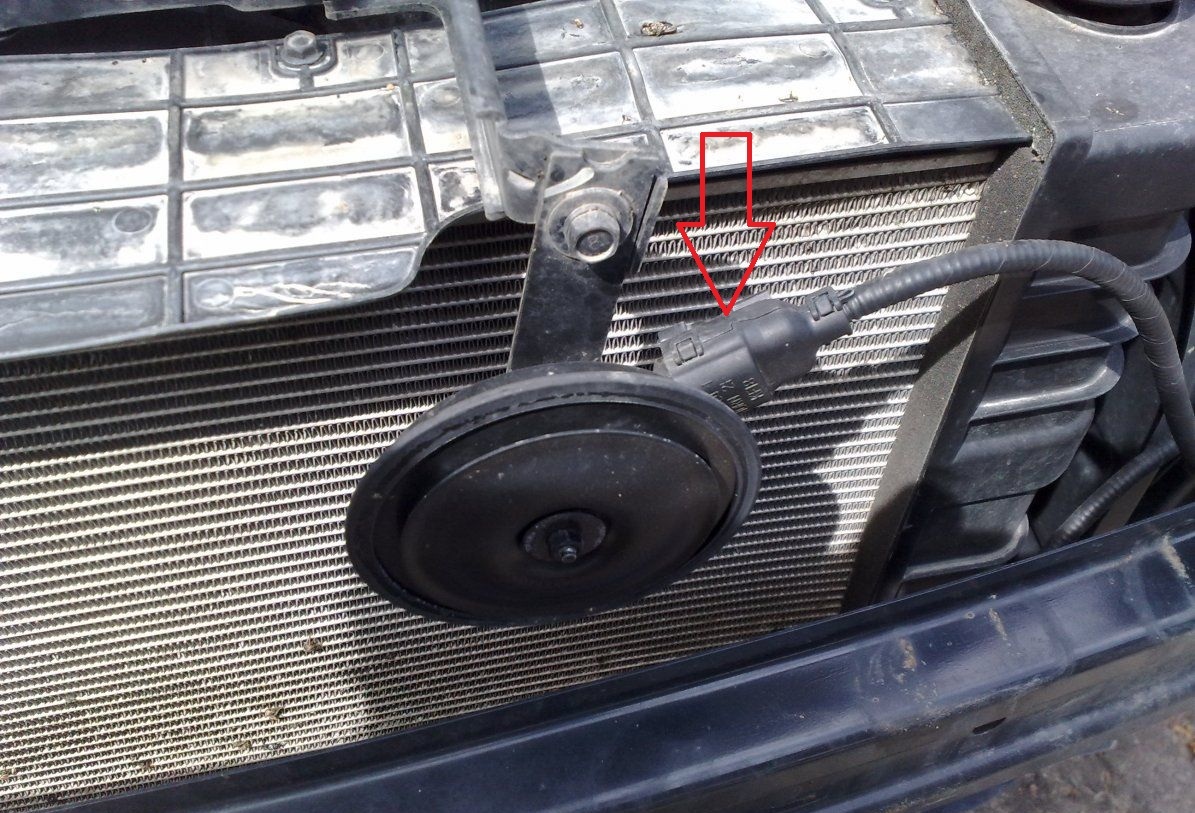 Отсоединить колодку жгута проводов от звукового сигнала на автомобиле Hyundai Solaris