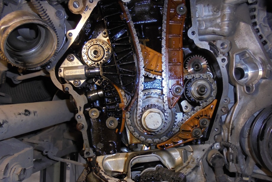 Двигатель Toyota Camry со снятой крышкой ГРМ