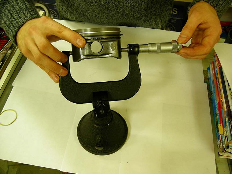 Измерение диаметра юбки поршня Toyota Camry 