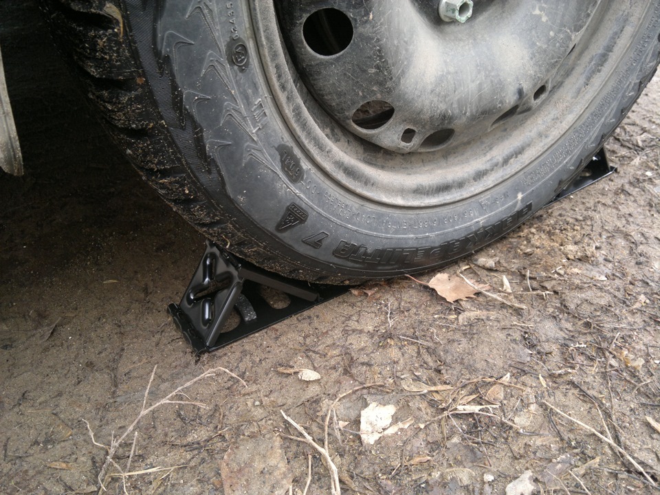 Install wheel chocks ("shoes") under the rear wheels on a Hyundai Solaris car