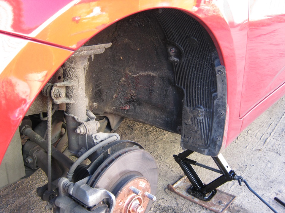 Removing a wheel on a Hyundai Solaris car