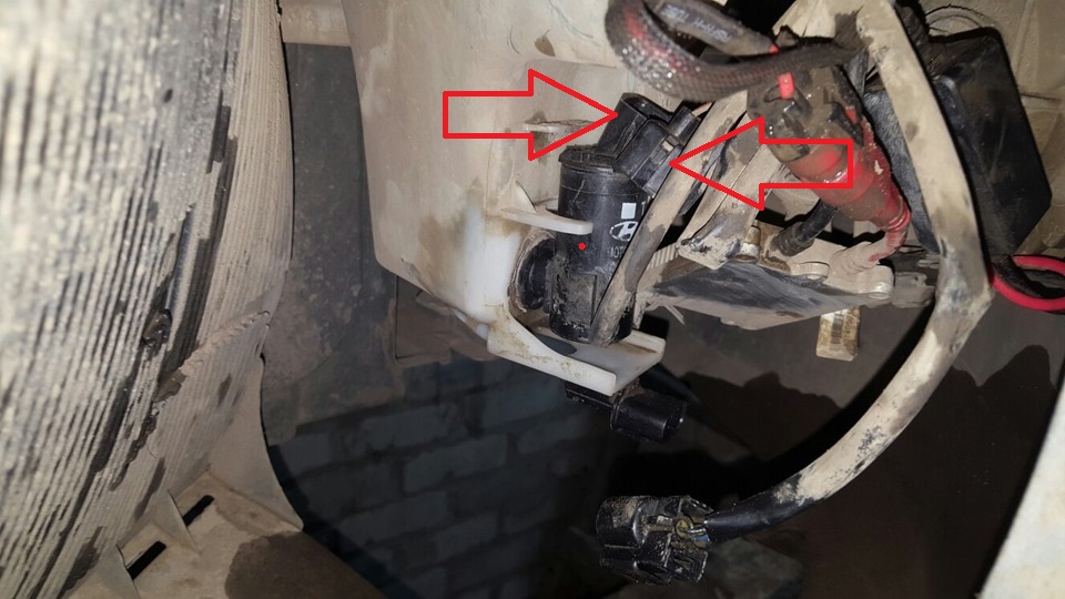 Снять колодки проводов от разъема насоса омывателя на автомобиле Hyundai Solaris