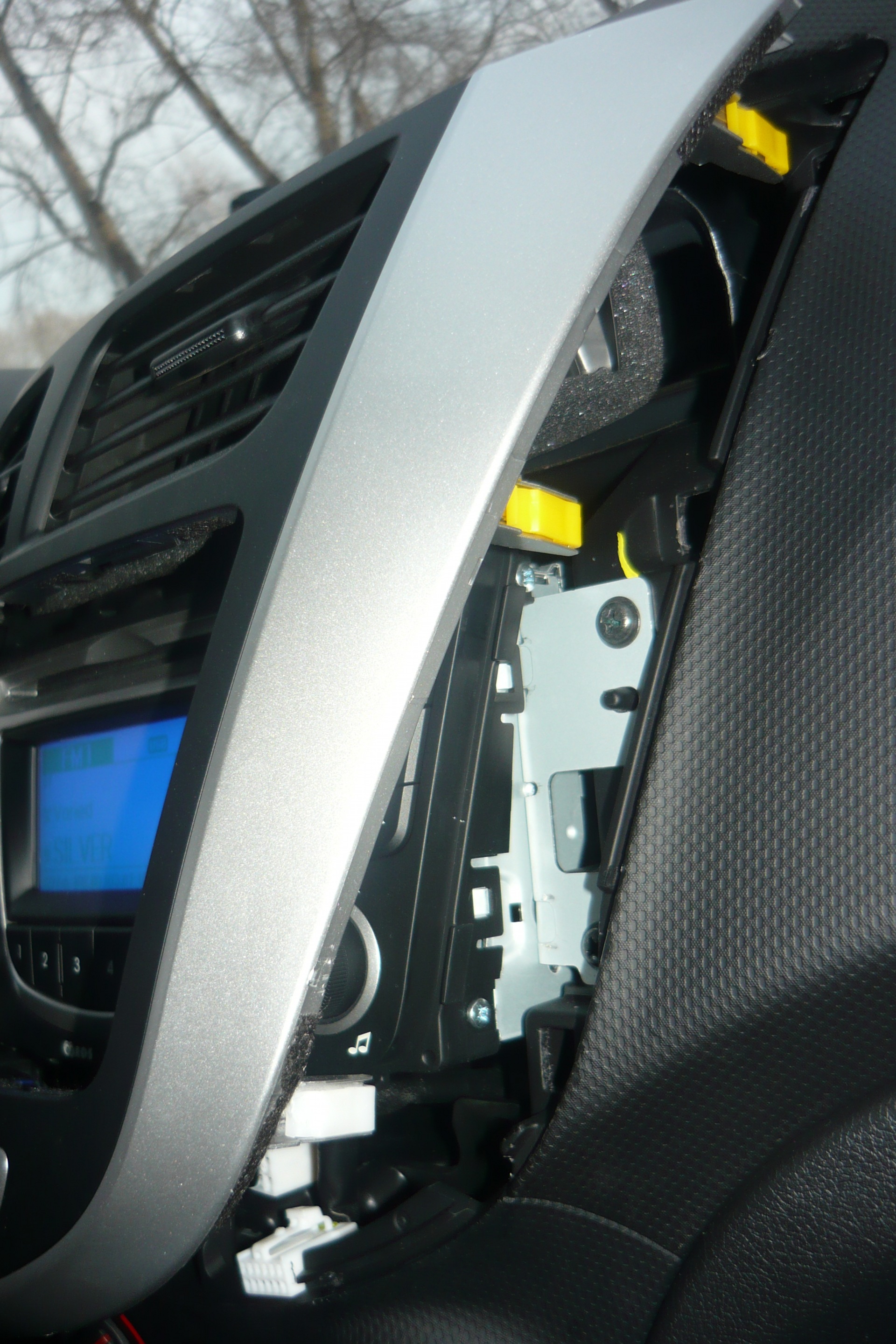 Снять центральную накладку панели приборов на автомобиле Hyundai Solaris