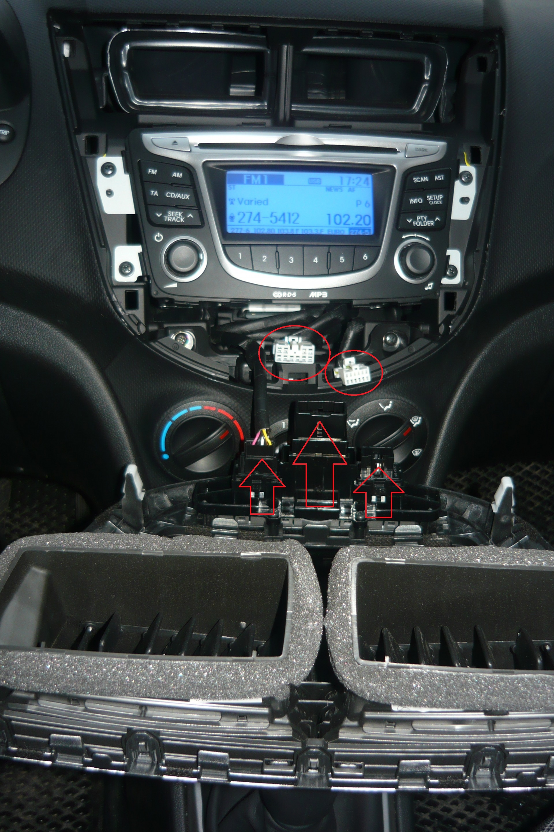 Отсоединить колодки проводов от выключателей центральной накладки панели приборов на автомобиле Hyundai Solaris
