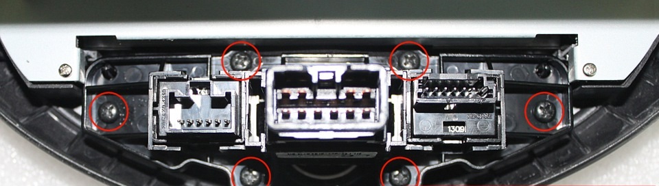 Расположение винтов крепления кнопки аварийной сигнализации на автомобиле Hyundai Solaris