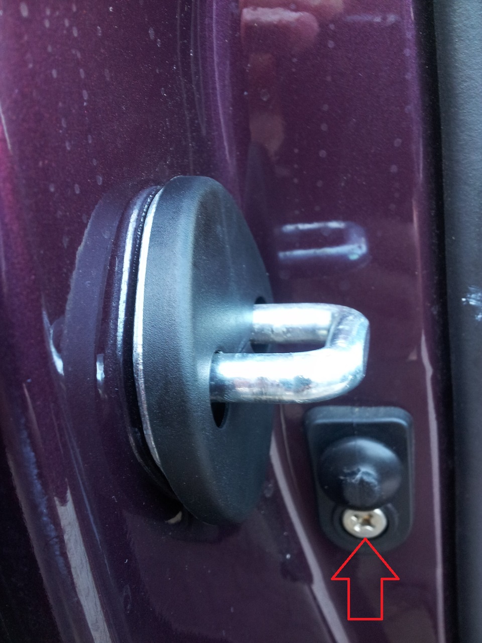 Отвернуть винт крепления концевого выключателя двери на автомобиле Hyundai Solaris