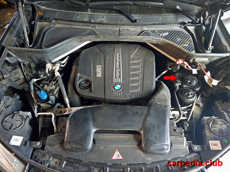 Расположение бачка охлаждающей жидкости на автомобиле BMW X5 F15