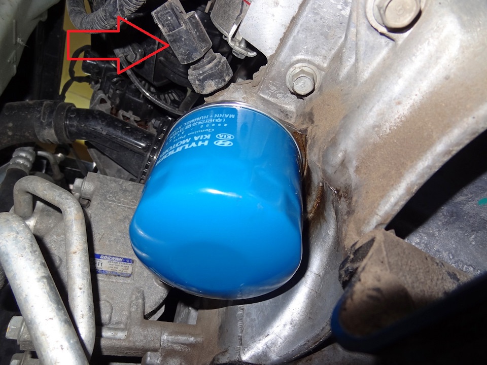 Отсоединить колодку жгута проводов от датчика давления масла на автомобиле Hyundai Solaris