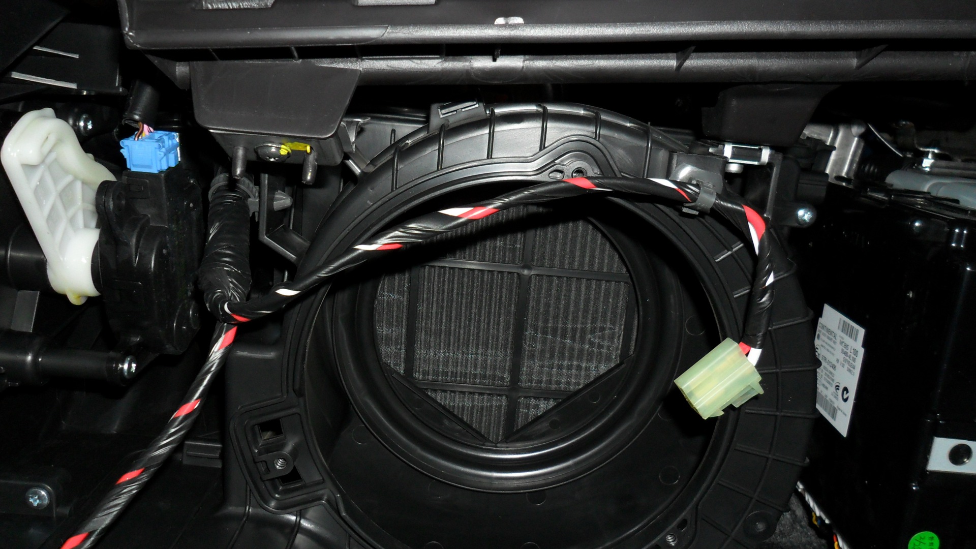 Снять вентилятор отопителя печки на автомобиле Hyundai Solaris