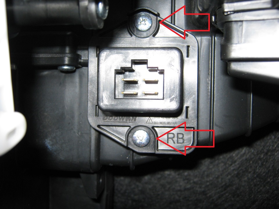 Отвернуть крепление дополнительного резистора вентилятора отопителя на автомобиле Hyundai Solaris