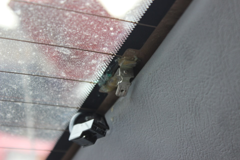 Припаяйте контакт к шине обогрева заднего стекла на автомобиле Hyundai Solaris