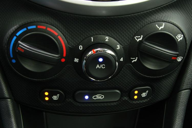 Блок управления системой отопления на автомобиле Hyundai Solaris