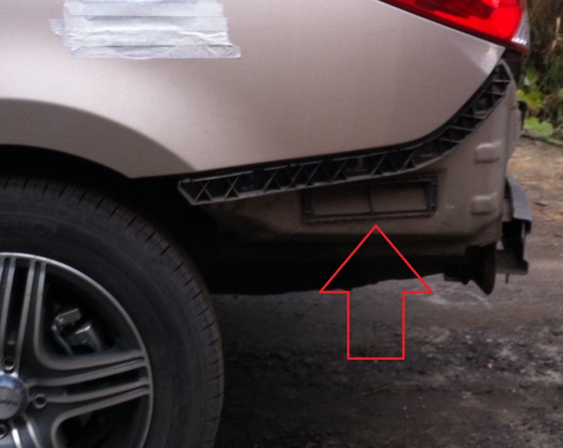 Вытяжная вентиляция багажника под бампером на автомобиле Hyundai Solaris