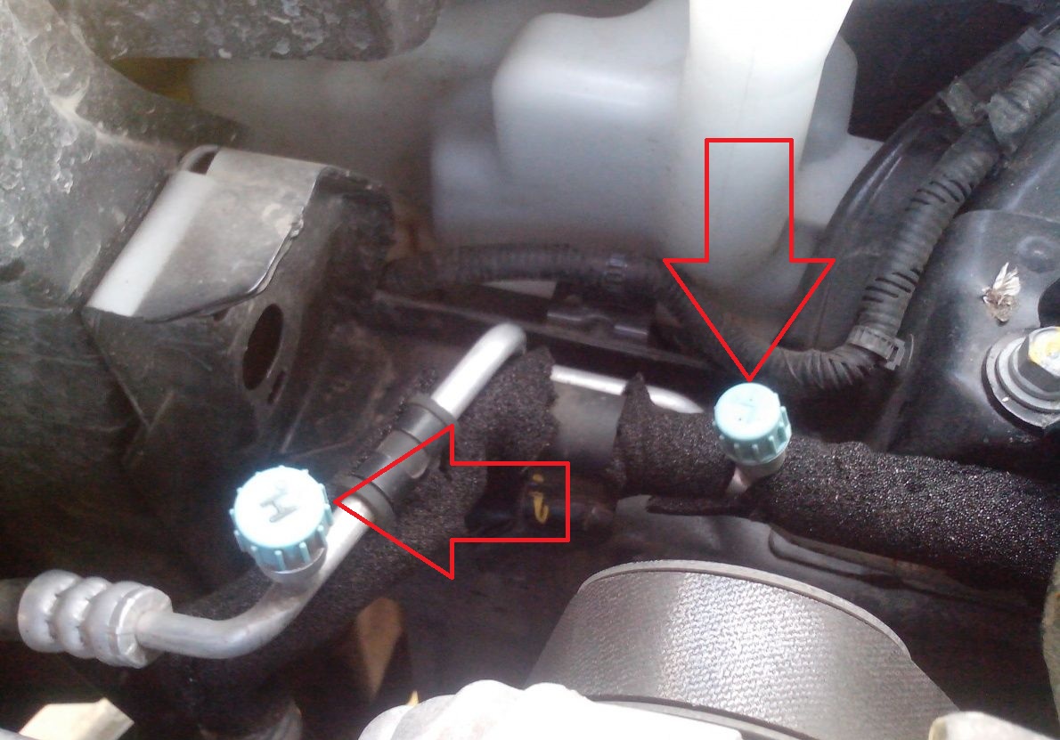 Снять резьбовой колпачок сервисного клапана на автомобиле Hyundai Solaris