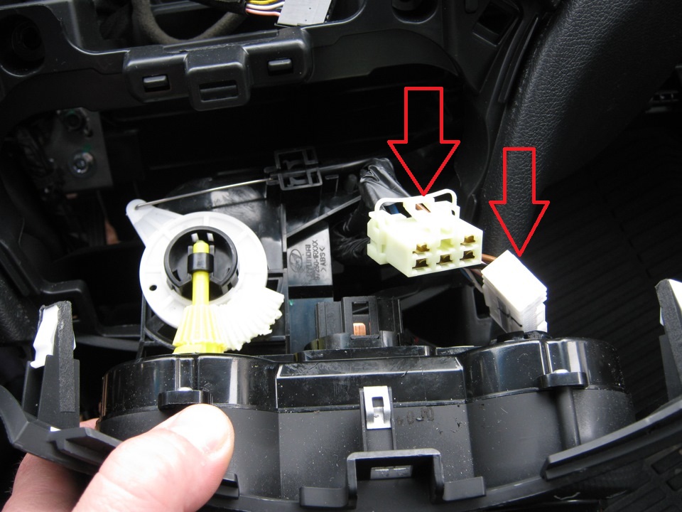 Отсоединить колодки от блока управления системой отопления на автомобиле Hyundai Solaris