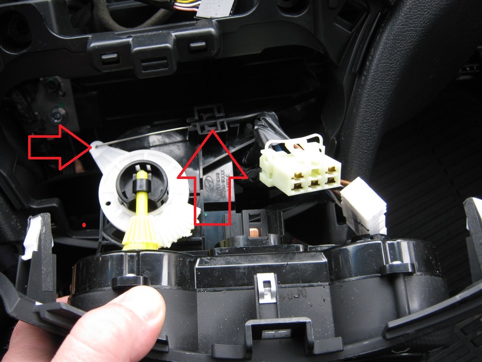 Отсоединить от блока отопителя трос привода заслонки регулировки температуры на автомобиле Hyundai Solaris