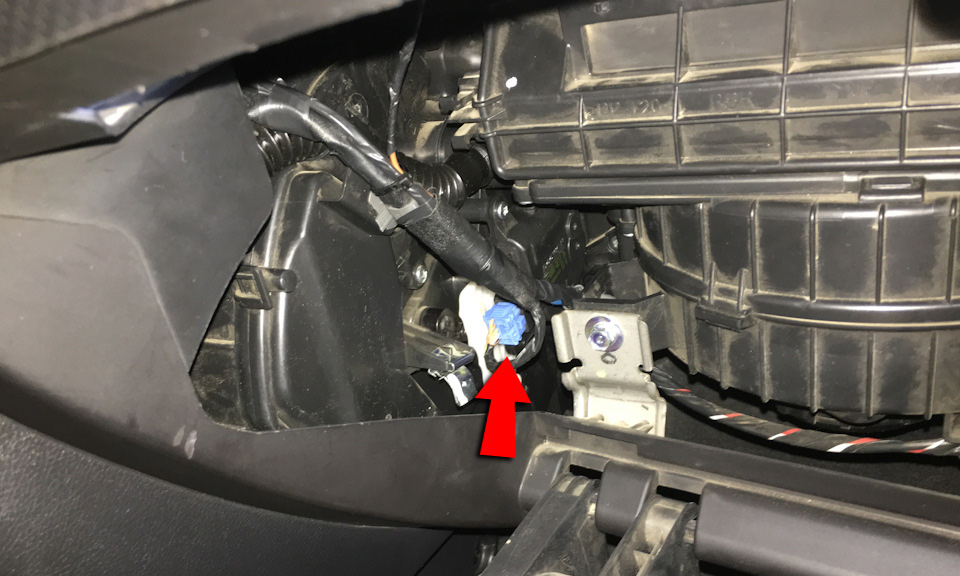 Отсоединить колодку проводов от электропривода заслонки рециркуляции на автомобиле Hyundai Solaris