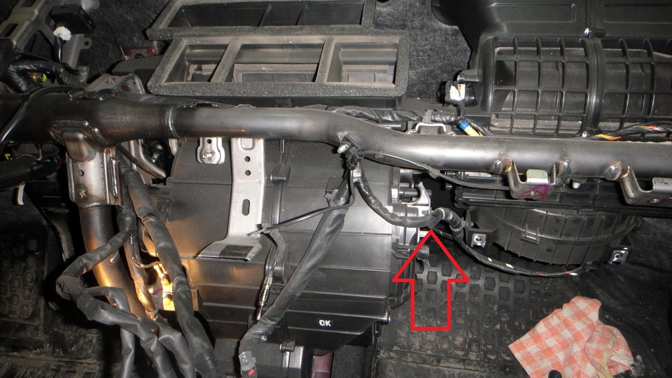 Отсоединить от корпуса отопителя держатель проводов между корпусом отопителя и корпусом вентилятора на автомобиле Hyundai Solaris