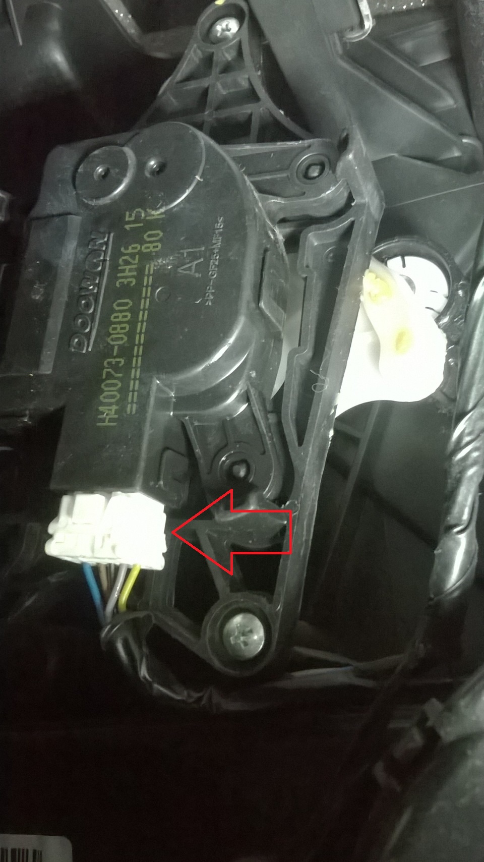 Отсоединить колодку проводов от электропривода распределительных заслонок на автомобиле Hyundai Solaris
