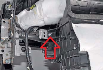 Отворачиваем гайку крепления корпуса вентилятора к панели приборов на автомобиле Hyundai Solaris