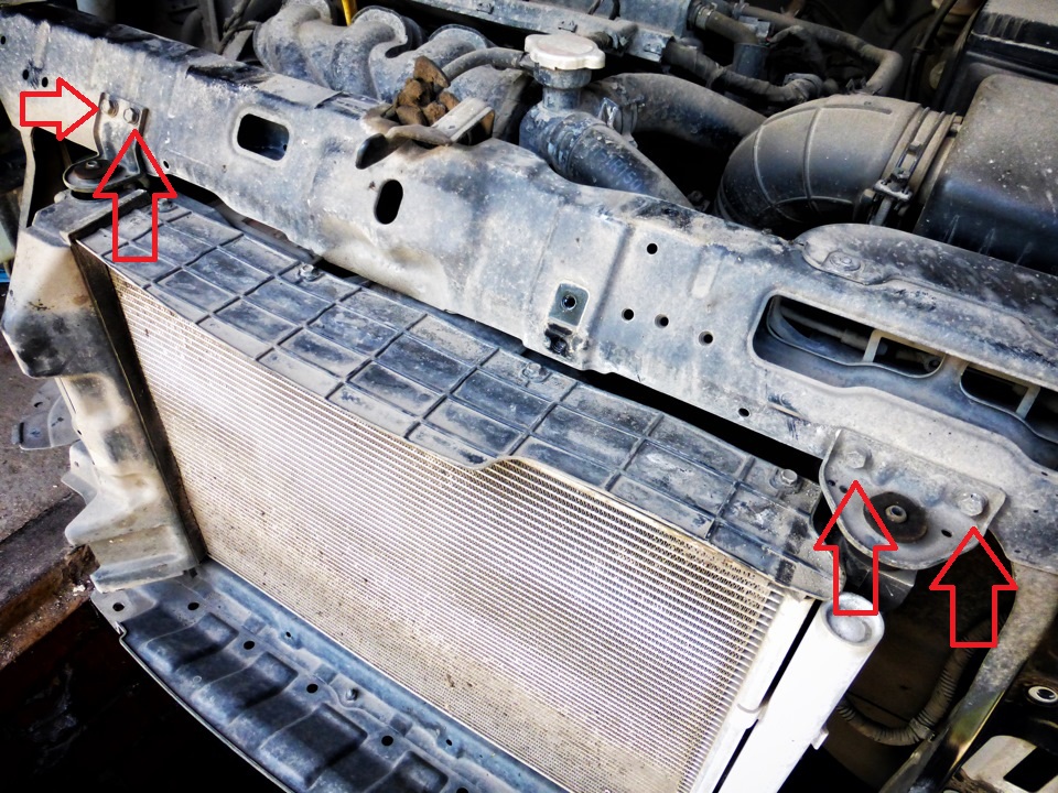 Отвернуть два болта крепления левой, и правой верхней опоры радиатора на автомобиле Hyundai Solaris
