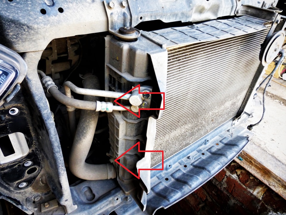 Отвернуть болты крепления правого направляющего кожуха к кронштейну бачка радиатора на автомобиле Hyundai Solaris