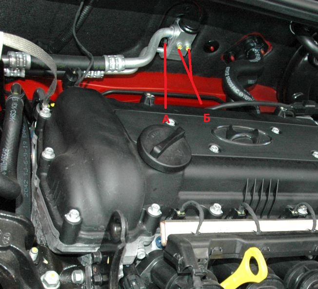 Вывернуть болты крепления фланцев к терморегулирующему клапану на автомобиле Hyundai Solaris