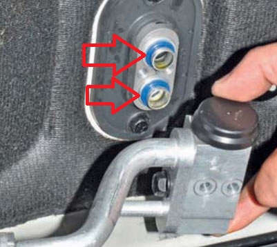 Установить уплотнительные кольцо на фланец трубопроводов испарителя на автомобиле Hyundai Solaris