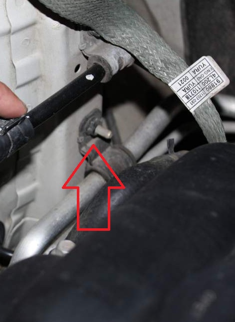 Отвернуть гайку держателя трубопроводов на правом брызговике кузова на автомобиле Hyundai Solaris