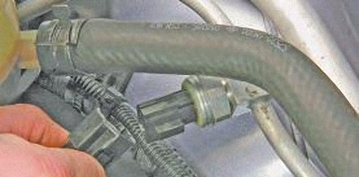 Отсоединить колодку жгута проводов от датчика давления хладагента на автомобиле Hyundai Solaris