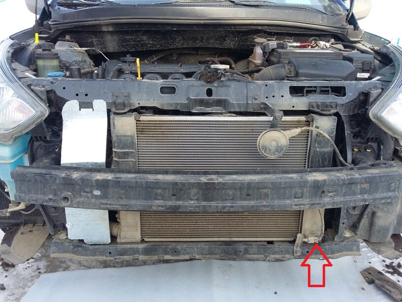 Отсоедините колодку проводов от датчика наружной температуры воздуха на автомобиле Hyundai Solaris