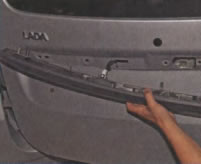 Отведение наружной накладки от левой двери багажного отделения Lada Largus