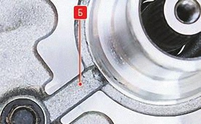 Фиксирующий выступ на крышке компрессора кондиционера на автомобиле Hyundai Solaris