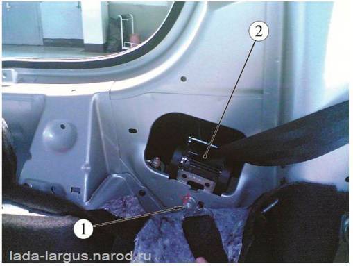 Крепление инерционной катушки ремня безопасности третьего ряда сидений Lada Largus